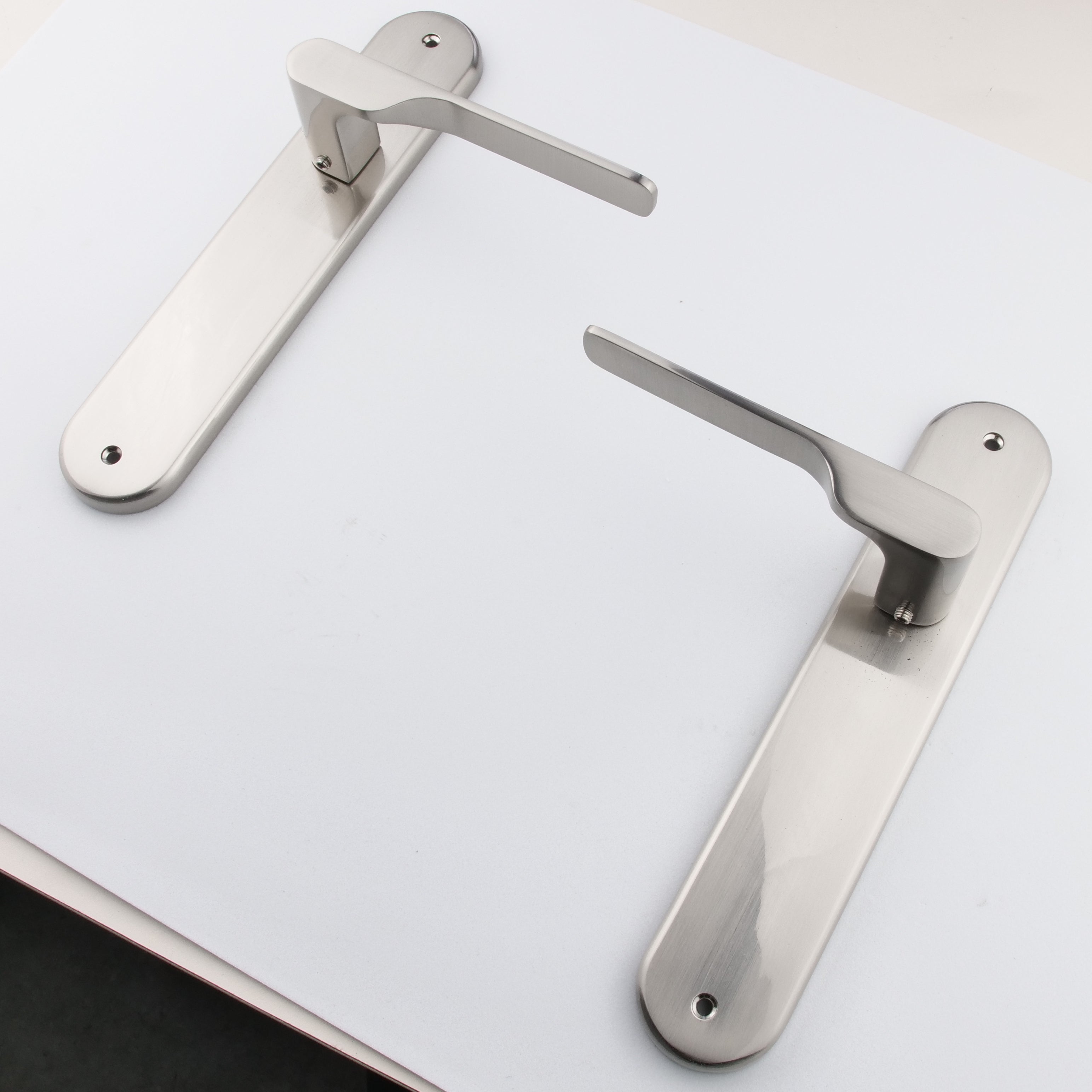 Poignée modèle « 640 » avec plaque ovale pour portes en zamak finition nickel satiné avec béquille moderne