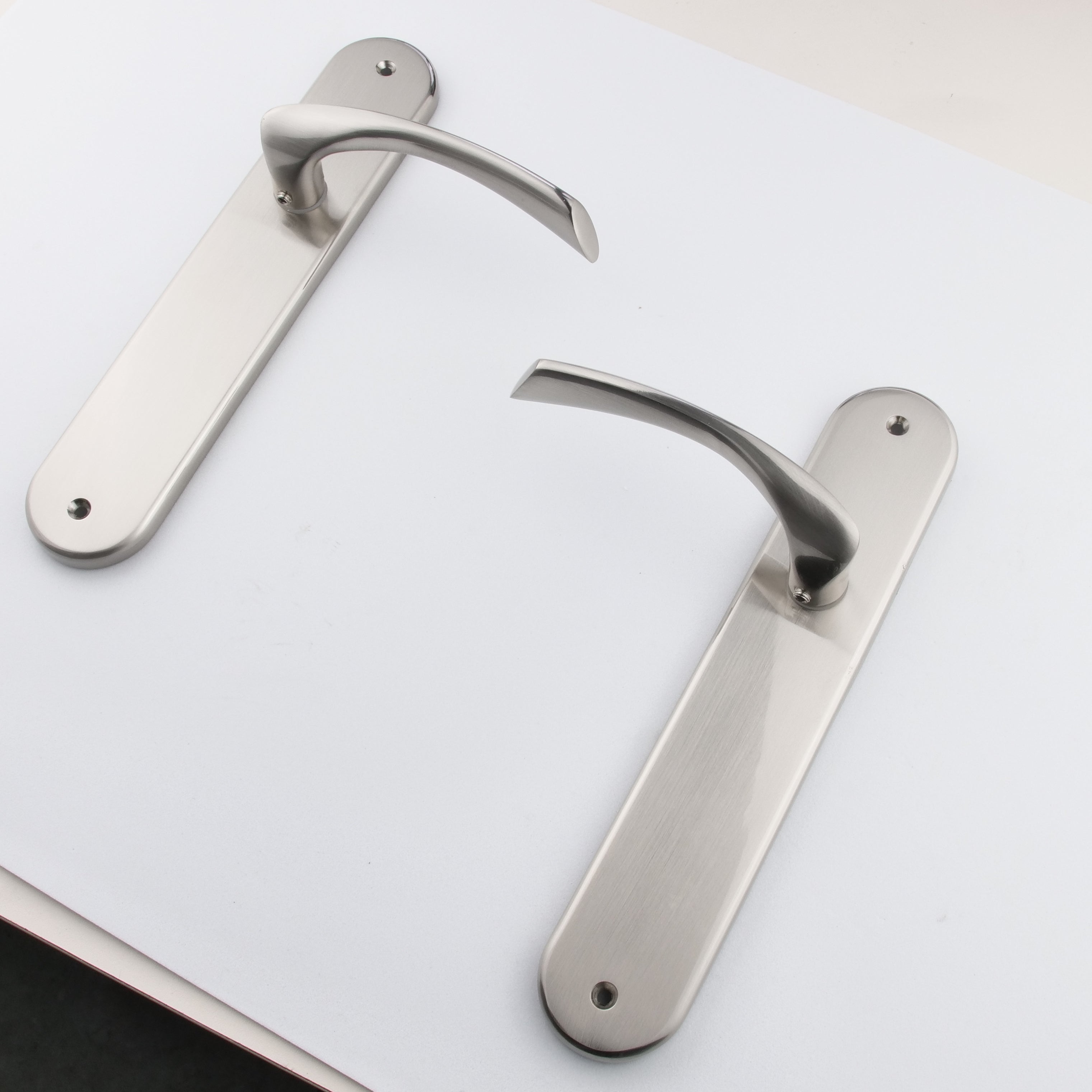 Poignée modèle '553' en zamak avec plaque ovale finition nickel satiné pour portes