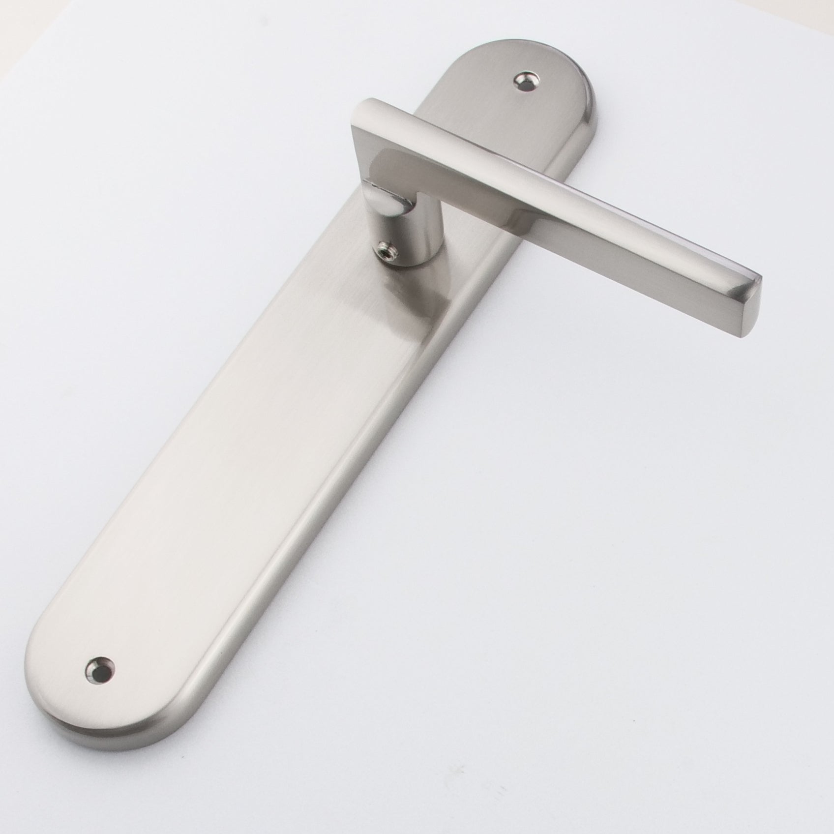 Poignée classique modèle « 530 » en aluminium avec plaque ovale en finition nickel satiné pour portes