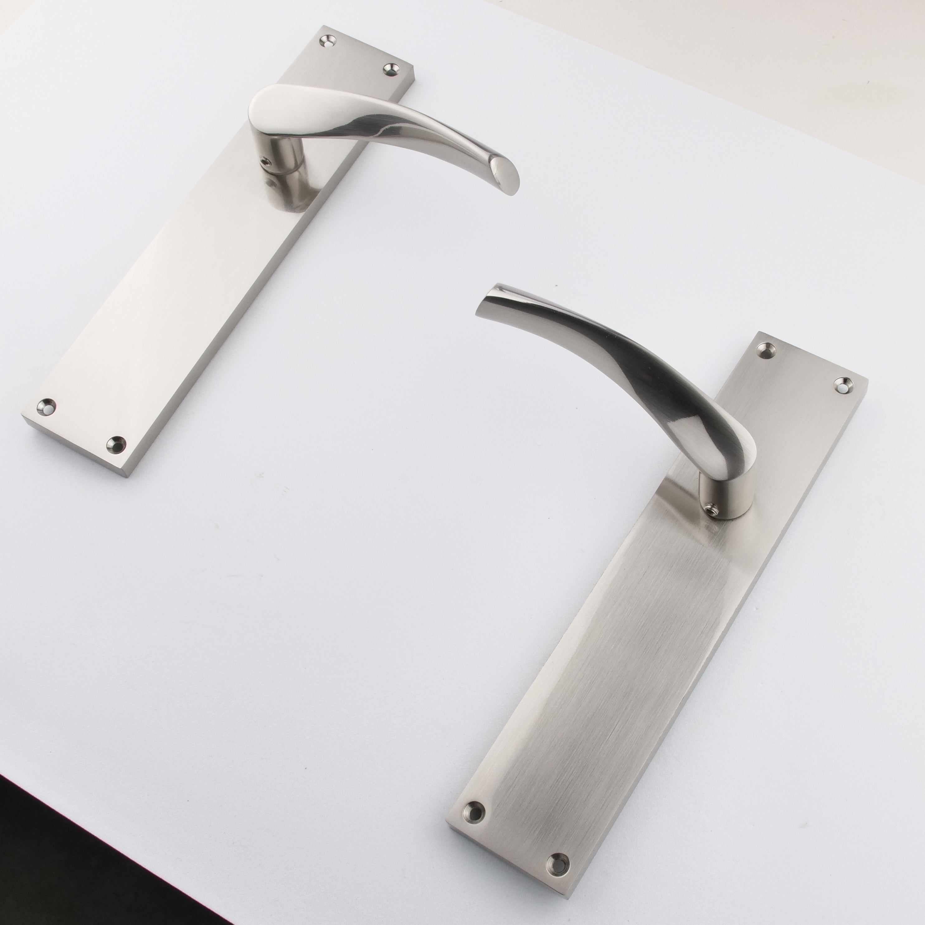Poignée vague avec plaque rectangulaire en aluminium pour portes, finition nickel satiné, modèle « 130A »