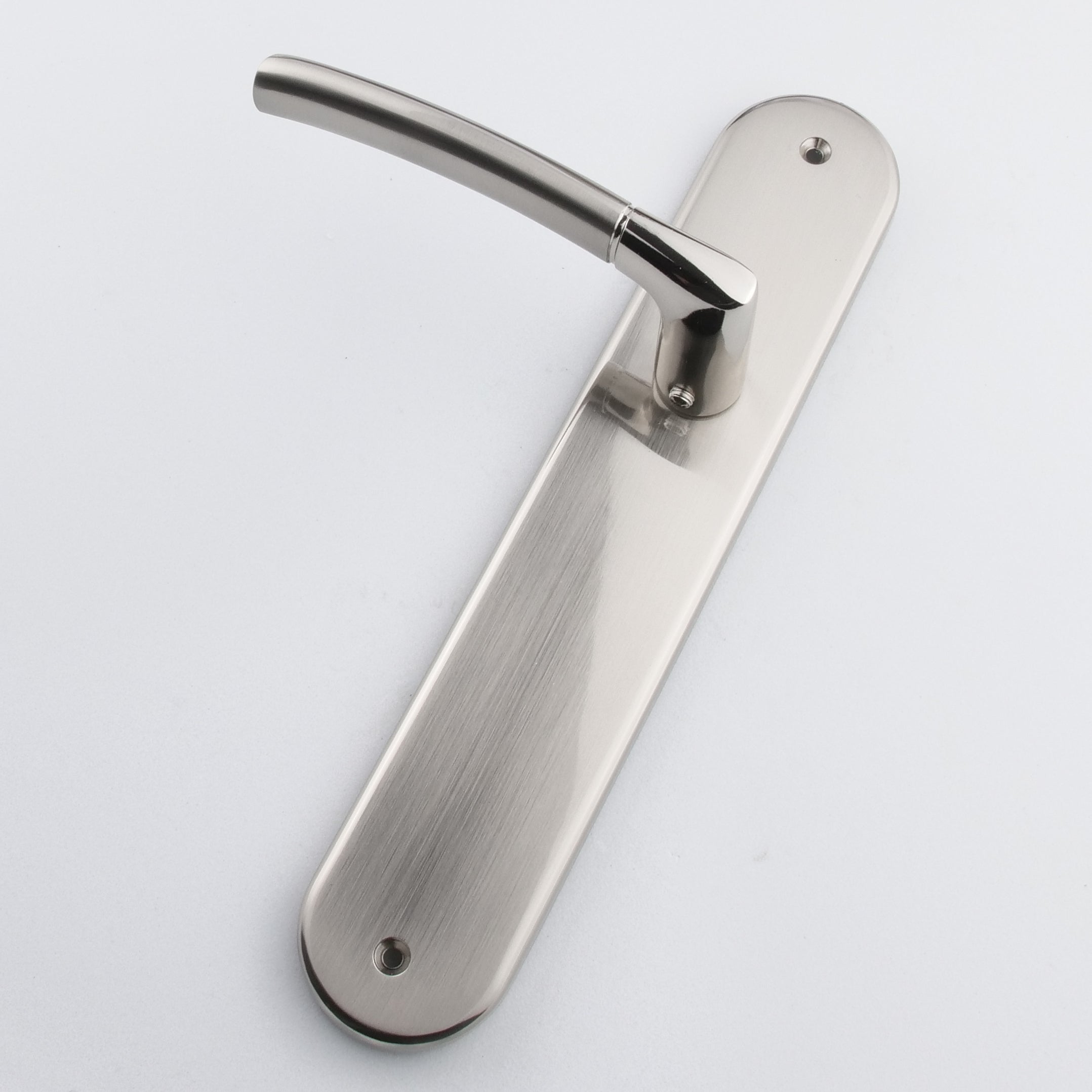 Poignée modèle « 430 » avec plaque ovale en zamak finition nickel combiné pour portes