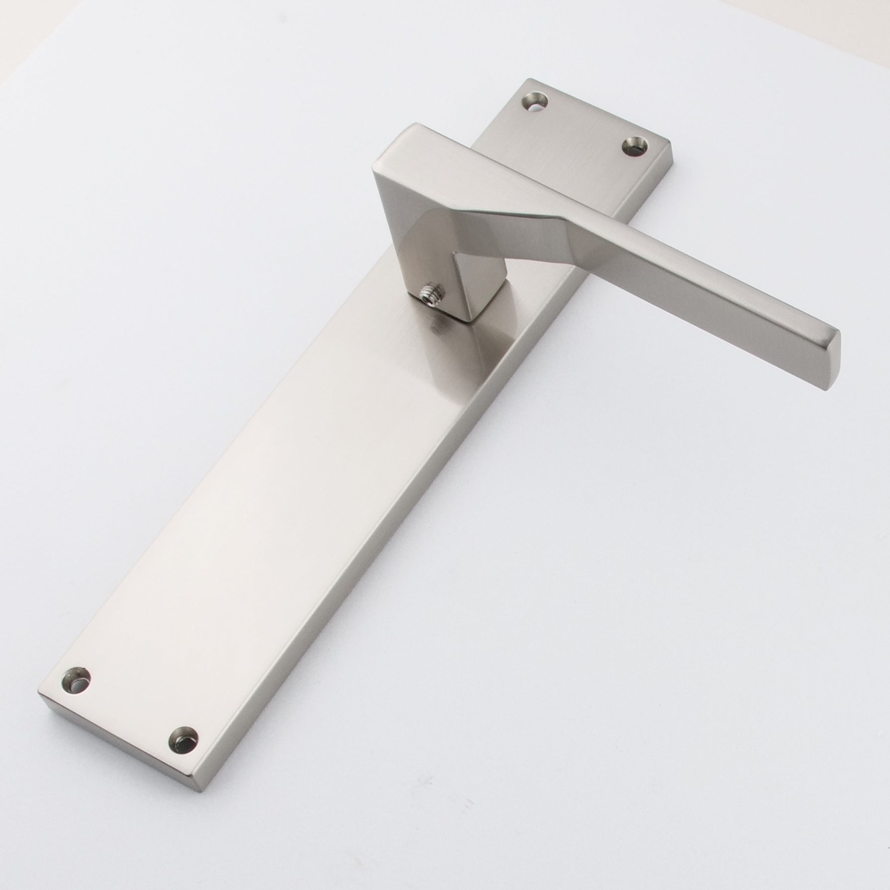 Poignée modèle '520' avec plaque rectangulaire en zamak finition nickel satiné pour portes
