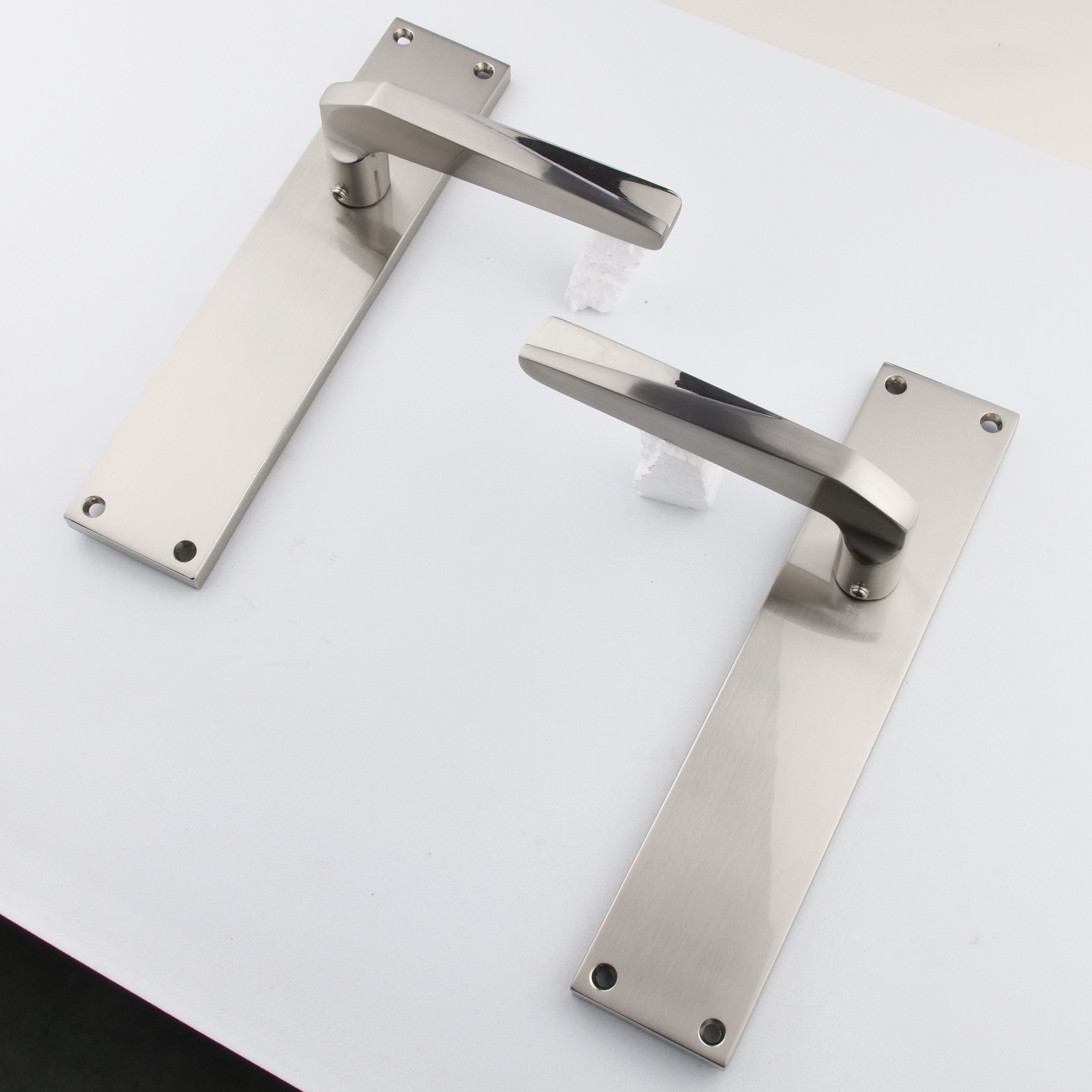 Béquille avec plaque rectangulaire en zamak finition nickel satiné pour portes modèle '208'