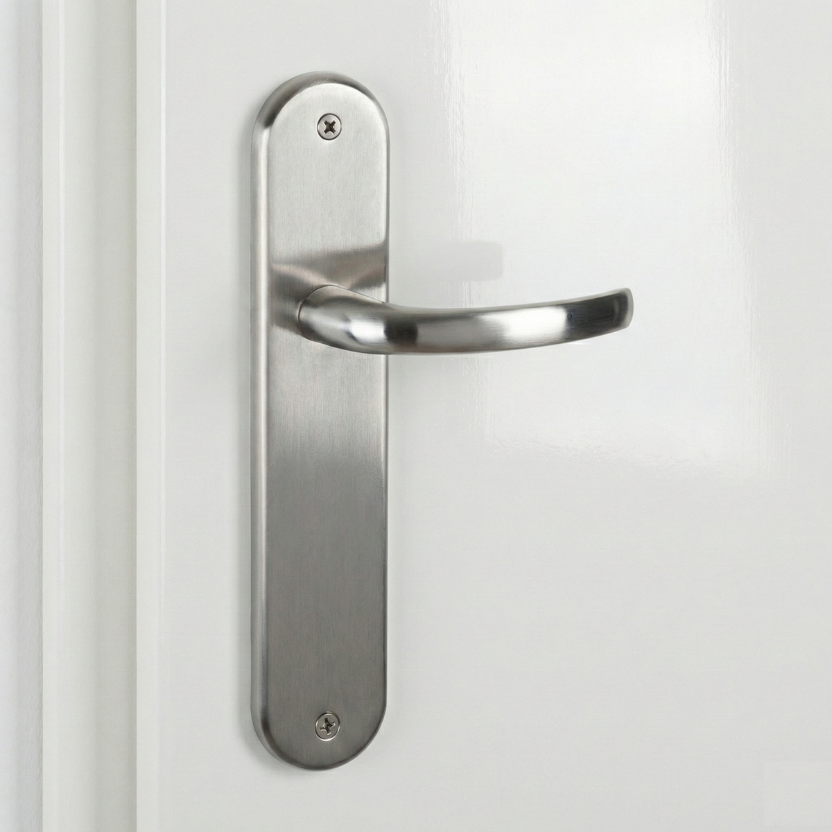 Poignée modèle « 110 » en zamak avec plaque ovale, finition nickel satiné, pour portes