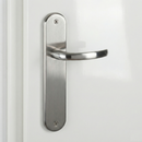 Poignée modèle « 110 » en zamak avec plaque ovale, finition nickel satiné, pour portes