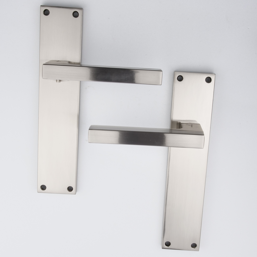 Poignée moderne en zamak finition nickel satiné et gris spatial avec plaque rectangulaire modèle '840'