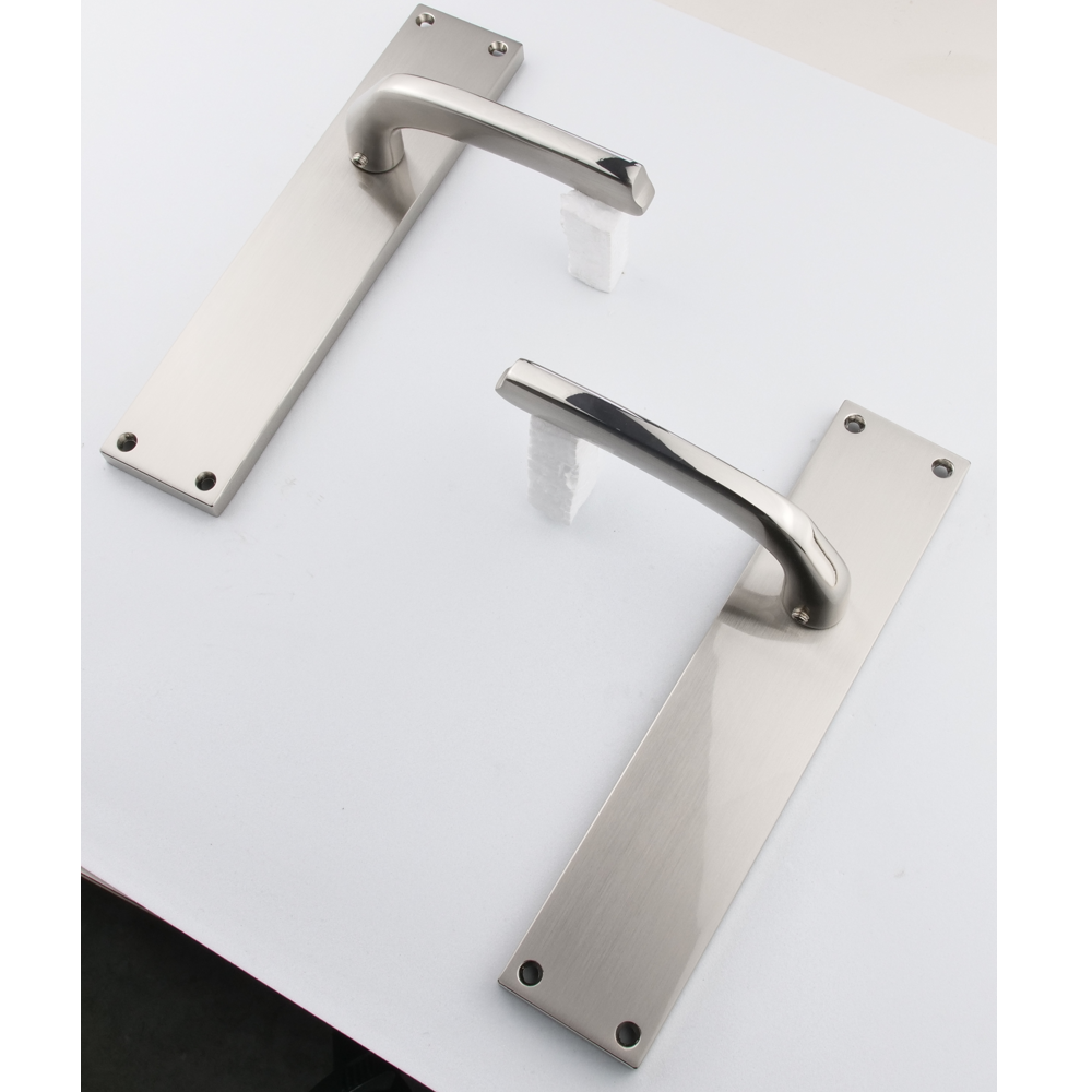Béquille modèle '730' en zamak avec plaque rectangulaire en finition nickel combiné pour portes