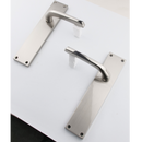 Béquille modèle '730' en zamak avec plaque rectangulaire en finition nickel combiné pour portes