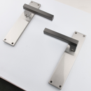 Poignée de porte modèle '848' en zamak avec plaque rectangulaire, finition bicolore graphite