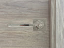 Manilla de zamak con roseta cuadrada acabado bicolor para puertas de madera clara modelo 730