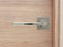 Manilla de zamak con roseta cuadrada acabado bicolor para puertas de madera modelo 730