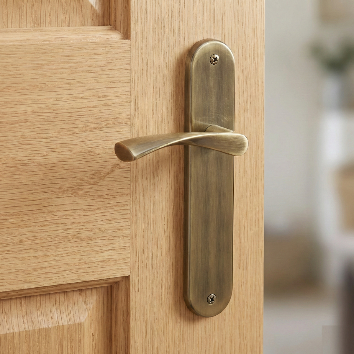 Poignée de porte modèle "130" en zamak avec plaque ovale et finition cuir
