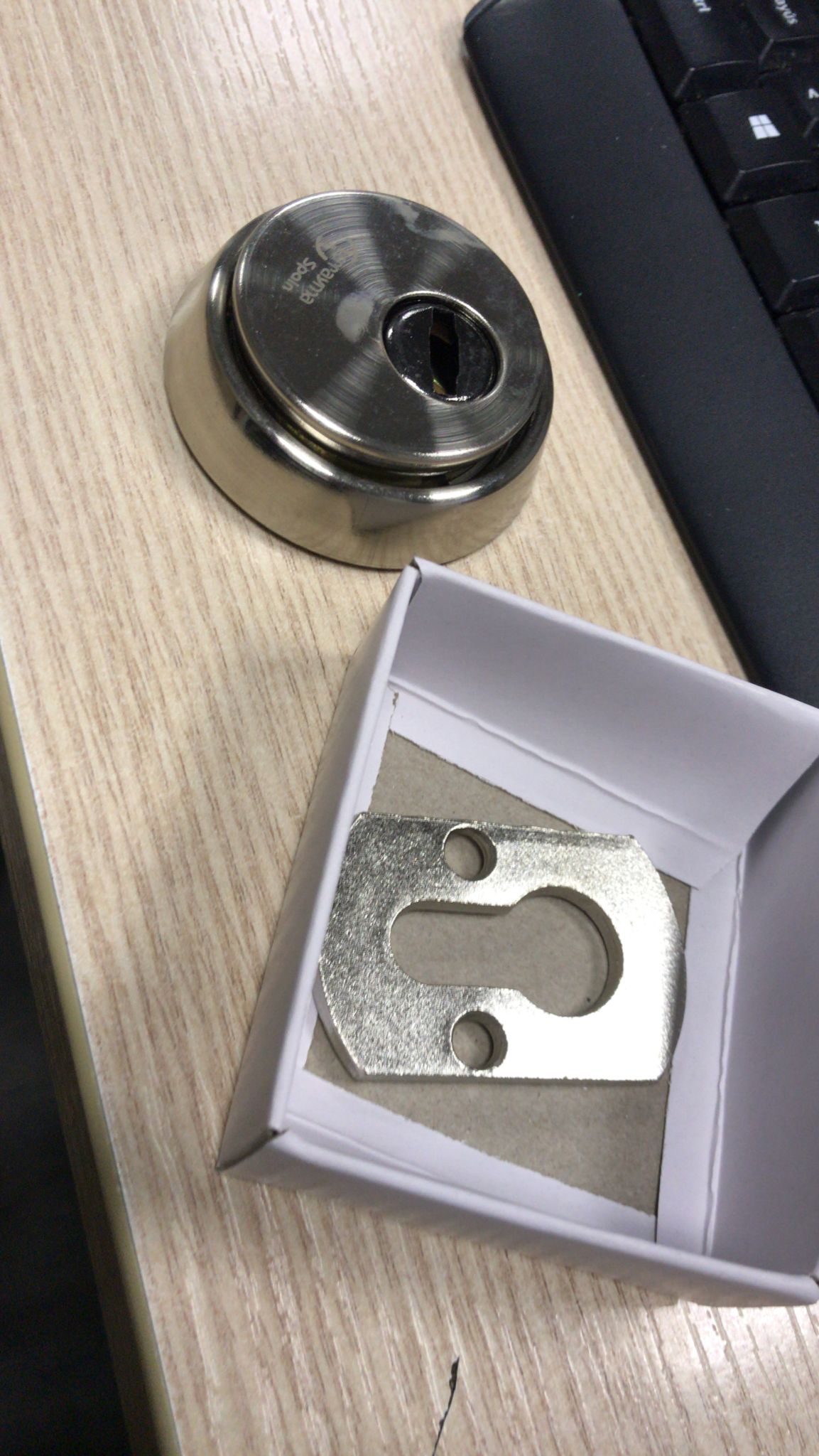 Bouclier de sécurité nickelé pour porte d'entrée