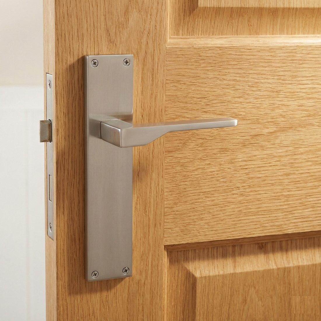 Poignée modèle '520' avec plaque rectangulaire en zamak finition nickel satiné pour portes