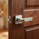 Poignée modèle Luke en finition nickel satiné avec serrure intégrée et rosace carrée pour portes d'entrée