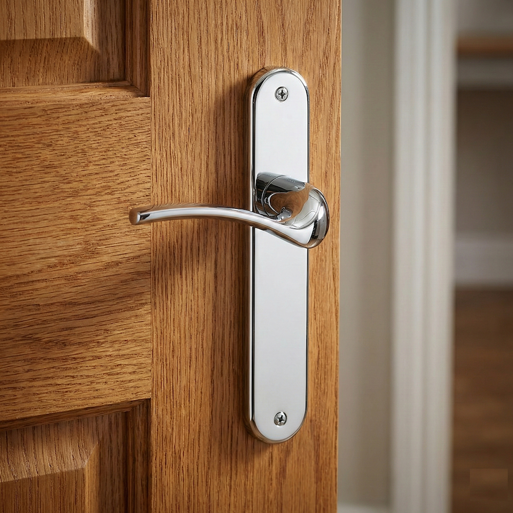 Poignée modèle « 930 » en zamak avec plaque ovale, finition chrome brillant, pour portes