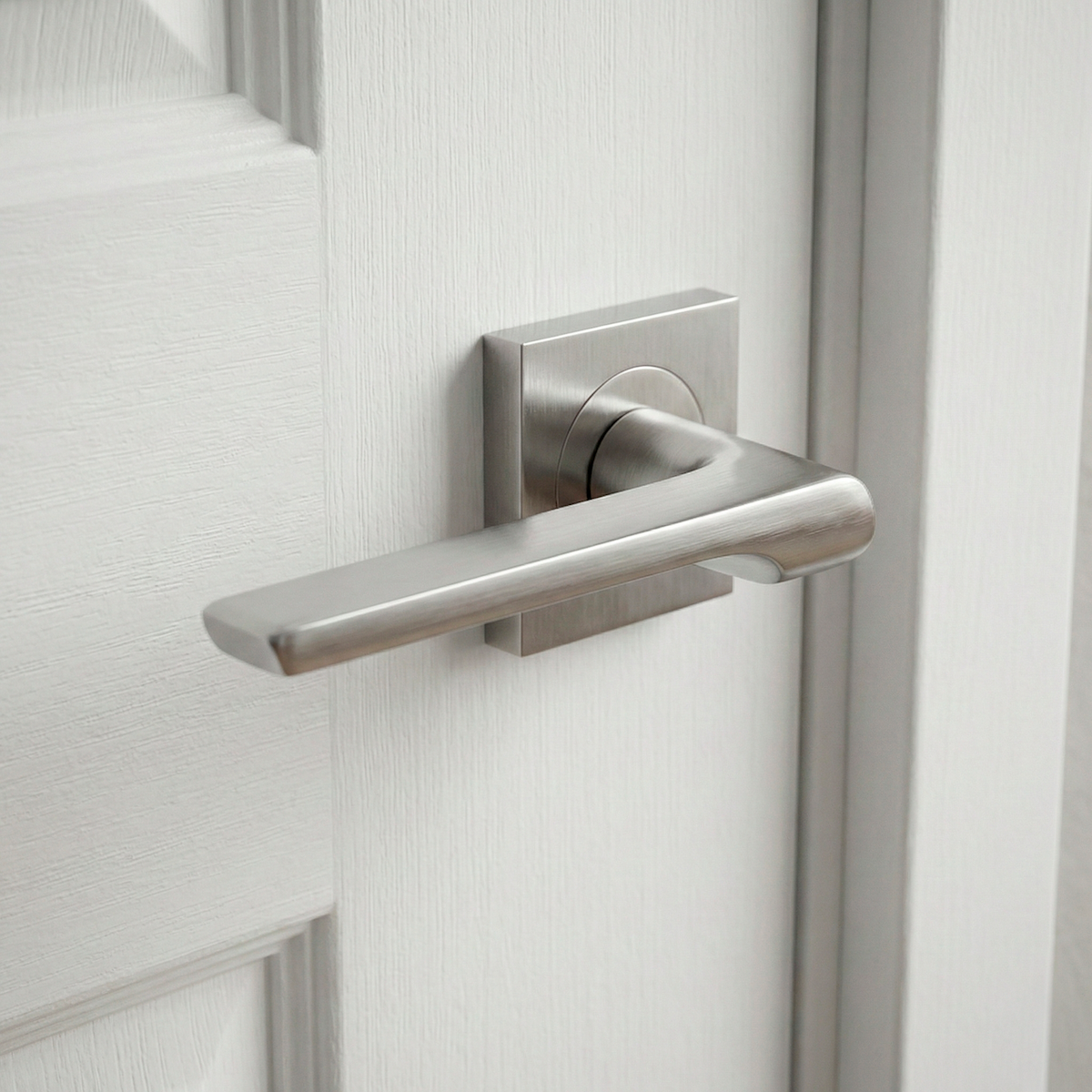 Poignée de porte '559' en aluminium sur rosace carrée, finition nickel satiné