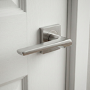 Poignée de porte '559' en aluminium sur rosace carrée, finition nickel satiné