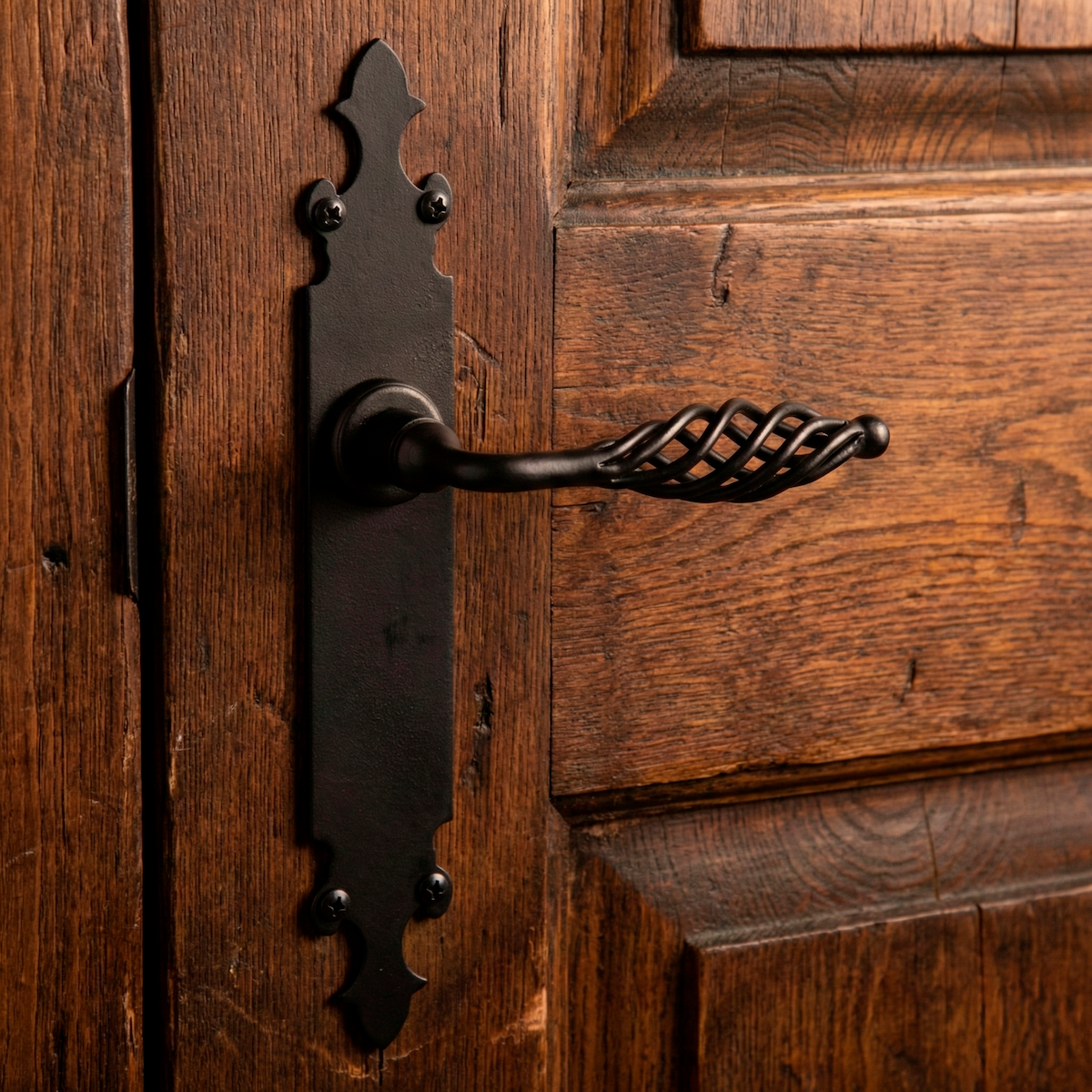 Béquille modèle '203' avec plaque en fer forgé noir pour portes