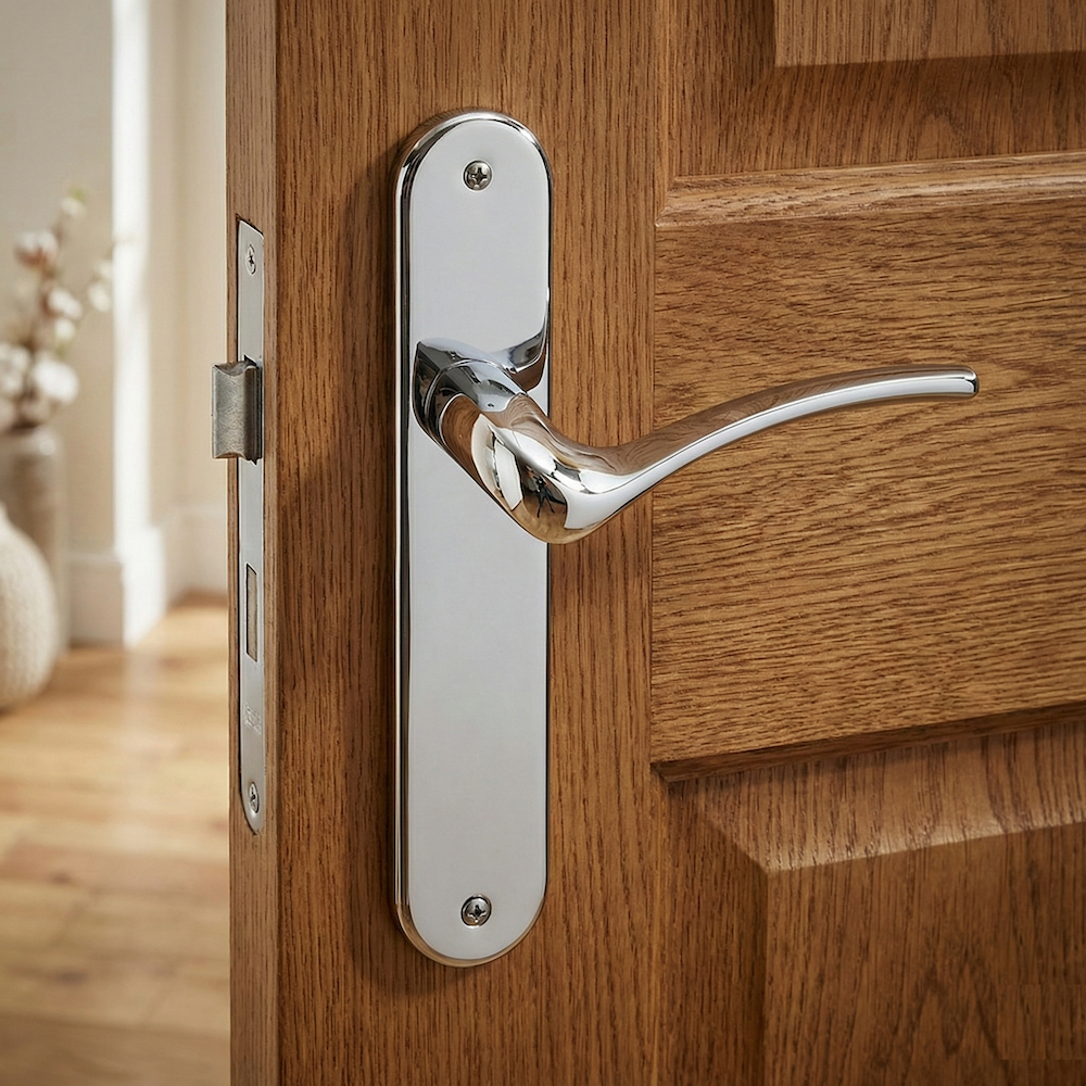 Poignée modèle « 930 » en zamak avec plaque ovale, finition chrome brillant, pour portes